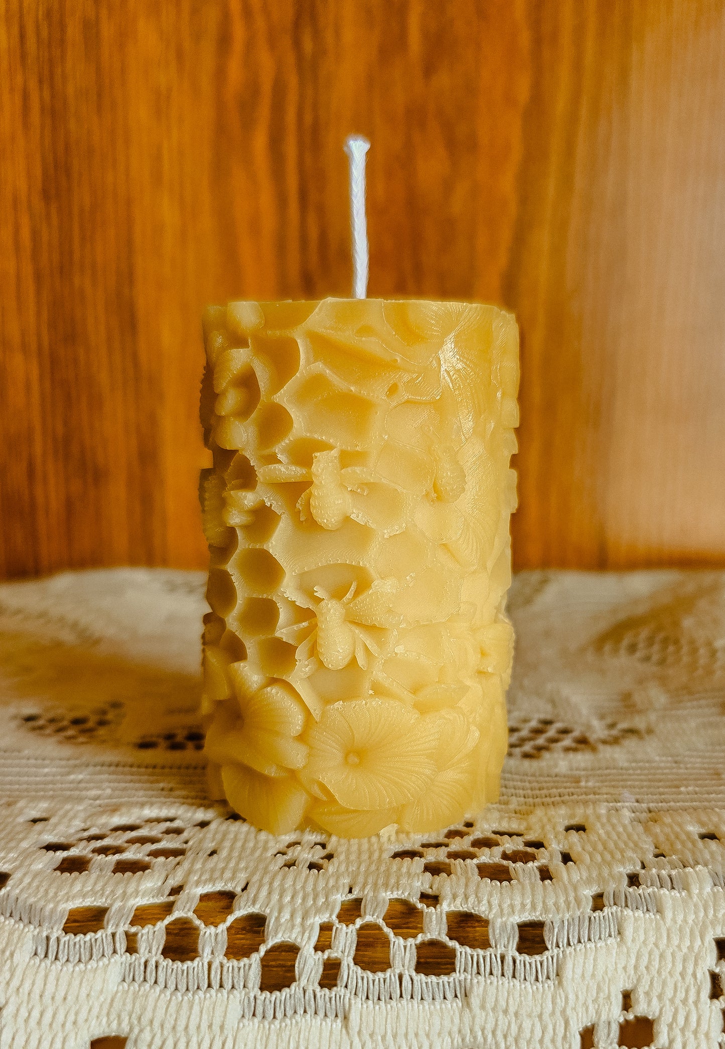 Floral bee Mini Pillar